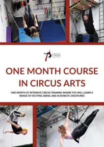 Plakat für den einmonatigen Kurs in Zirkuskunst an der AirCraft Circus Academy, das mehrere Zirkuskünstler beim Training an Luftartistikgeräten wie Tüchern, Trapez und Reifen in einem professionellen Trainingsraum zeigt.