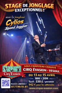 Poster for the juggling workshop with Cylios – Speed Juggler under the heated big top of Cirq'Évasion in Vesoul. It shows the juggler in full performance with several clubs in the air, on a lit circus stage, in a spectacular atmosphere and 
