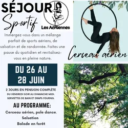 Eine Tänzerin übt Salsa und verdeutlicht damit die dynamische Atmosphäre des Sportcamps. Das von Bäumen umgebene Domaine des Rives d'Ousse ist der Standort des Naturcamps in der Region Landes. Am Wochenende wird Pole Dance im Freien als Aktivität ange