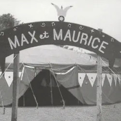 Eingang zum Zirkuszelt der Max & Maurice Company mit seinem verzierten Holzbogen, der die Teilnehmer an Zirkusworkshops und -vorstellungen willkommen heißt.