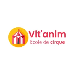 Das Logo der Vitanim-Zirkusschule in Grenoble zeigt ein stilisiertes rot-weißes Zirkuszelt in einem gelben Kreis, begleitet vom Namen „Vit'anim – Zirkusschule“. Dieses Bild kennzeichnet den Veranstalter von Zirkusworkshops für Kinder und professionell