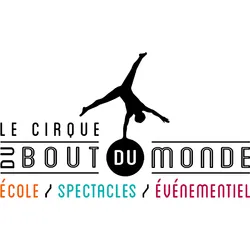 Fassade und Räumlichkeiten des Cirque du Bout du Monde in Lille, einer Zirkusschule, die das ganze Jahr über Entdeckungs- und Verbesserungskurse in Zirkuskunst für Kinder, Jugendliche und Erwachsene anbietet.