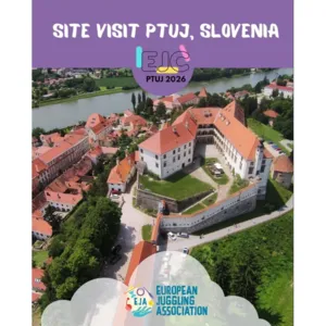 Luftaufnahme der mittelalterlichen Burg und des historischen Zentrums von Ptuj in Slowenien, dem Austragungsort der Europäischen Jonglierkonferenz (EJC) 2026. Die Drau grenzt an die Altstadt, in der die Shows, Workshops und Aktivitäten der größten Konfere