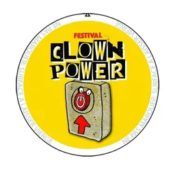 Offizielles Logo des Clown Power Festivals. Das Design zeigt einen Clown-Druckknopf mit roter Nase auf gelbem Grund, begleitet vom Namen „Clown Power Festival“. Dieses Logo symbolisiert ein Festival, das sich der zeitgenössischen Clownerie, dem Zirkus und