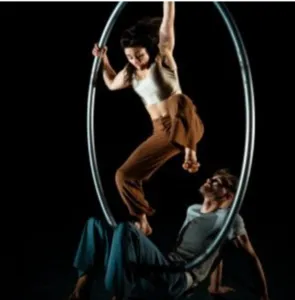 Marica Marinoni und Jef Everaert führen die zeitgenössische Zirkusshow In Difference um ein Cyr-Rad während der Tournee 2026-2027 von Cirq'ônflex auf.