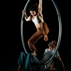 Marica Marinoni und Jef Everaert führen die zeitgenössische Zirkusshow In Difference um ein Cyr-Rad während der Tournee 2026-2027 von Cirq'ônflex auf.