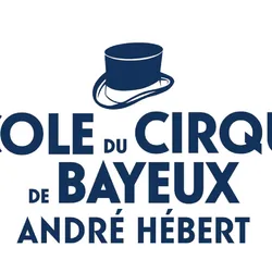 Logo der Zirkusschule Bayeux André Hébert mit einem stilisierten blauen Zylinder über dem Namen der Schule, Symbol für Zirkuskunst und Zirkusausbildung.