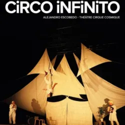 Offizielles Plakat für Circo Infinito von Alejandro Escobedo mit Zirkusartisten, die inmitten großer weißer Segel in einer poetischen Szenografie im Théâtre Bobino in Paris auftreten.