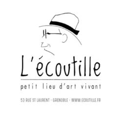 Logo van L'Écoutille, een kleine, levendige kunstlocatie in Grenoble. Het logo toont een gestileerd gezicht met een hoed, samen met de naam van de locatie, de slogan en het adres: 53 rue Saint-Laurent in Grenoble.