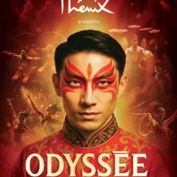 Offizielles Plakat für die Show Odyssée der Stars des Beijing Circus, mit einer Künstlerin mit traditioneller chinesischer roter Schminke, umgeben von Akrobaten, Tänzern und Seiltänzern in einer rot-goldenen Kulisse unter dem Logo des Cirque Phénix.