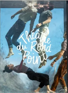 Poster voor de Naïade-voorstelling, waarop kunstenaars te zien zijn die onder water hangen in een gigantisch aquarium dat buiten voor het Théâtre du Rond-Point is opgesteld.