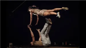 Acrobatische lifts uit de show Ven, waarin María del Mar Reyes balancerend boven Hugo Ragetly beweegt tijdens een hedendaagse circuscreatie die dans, acrobatiek en vertrouwen combineert.