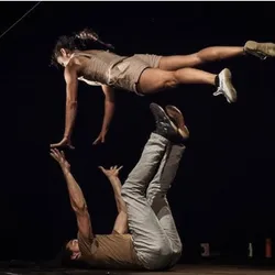 Acrobatische lifts uit de show Ven, waarin María del Mar Reyes balancerend boven Hugo Ragetly beweegt tijdens een hedendaagse circuscreatie die dans, acrobatiek en vertrouwen combineert.