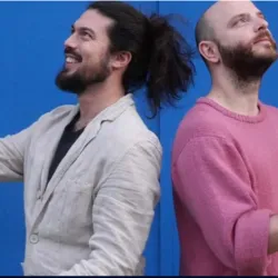 Portret van de kunstenaars Paul-Emmanuel Chevalley en Félix Didou voor een blauwe achtergrond; de een is een jongleur en danser, de ander een jongleur en goochelaar met een jongleerknuppel.