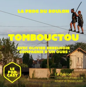 Twee koorddansers bewegen zich samen voort over een kabel die bij zonsondergang boven een woonwijk is gespannen. De poster maakt reclame voor de voorstelling "Timbuktu" van Compagnie d'un Ours, een creatie die theater, hedendaags circus en k