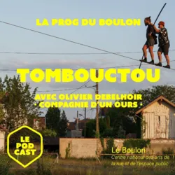 Twee koorddansers bewegen zich samen voort over een kabel die bij zonsondergang boven een woonwijk is gespannen. De poster maakt reclame voor de voorstelling "Timbuktu" van Compagnie d'un Ours, een creatie die theater, hedendaags circus en k