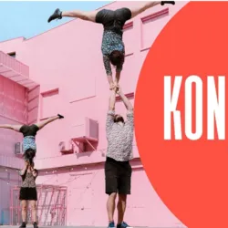 Zes acrobaten van het gezelschap Puéril Péril voeren duizelingwekkende acrobatische lifts uit in de openlucht voor een roze gebouw in de show Kontact.
