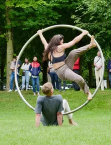 Jef Everaert en Marica Marinoni presenteren Roue libre, een openluchtvoorstelling met een Cyr-rad in een park in Le Mans. Het rad beweegt over het gras voor een publiek dat rondom het speelveld zit, waarmee de nauwe band tussen de kunstenaars en de toesch