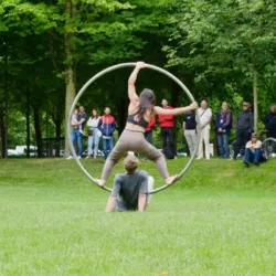 Jef Everaert en Marica Marinoni presenteren Roue libre, een openluchtvoorstelling met een Cyr-rad in een park in Le Mans. Het rad beweegt over het gras voor een publiek dat rondom het speelveld zit, waarmee de nauwe band tussen de kunstenaars en de toesch