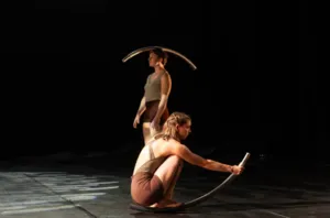 Twee hedendaagse circusartiesten treden op met metalen apparatuur in een minimalistische creatie die wordt gepresenteerd als onderdeel van CIRCLE 2026 op het Circa Festival in Auch.