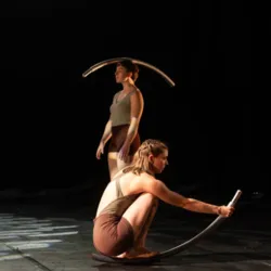 Twee hedendaagse circusartiesten treden op met metalen apparatuur in een minimalistische creatie die wordt gepresenteerd als onderdeel van CIRCLE 2026 op het Circa Festival in Auch.