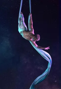 Dany Tran voert een act met luchtacrobatiek uit in een nachtelijke setting, waarmee ze de workshops luchtacrobatiek van Cirque Fier illustreert.