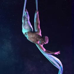 Dany Tran voert een act met luchtacrobatiek uit in een nachtelijke setting, waarmee ze de workshops luchtacrobatiek van Cirque Fier illustreert.