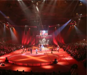Interieur van de circustent op het Internationale Circusfestival Auvergne-Rhône-Alpes Isère 2026