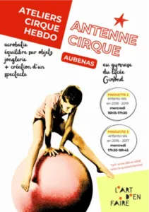 Affiche des ateliers hebdomadaires de cirque 2026-2027 à Aubenas présentant une jeune équilibriste sur une grosse boule, les horaires des groupes Pirouette 2 et Pirouette 3 ainsi que les disciplines enseignées : acrobatie, équilibre sur objets, jonglerie