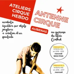 Affiche des ateliers hebdomadaires de cirque 2026-2027 à Aubenas présentant une jeune équilibriste sur une grosse boule, les horaires des groupes Pirouette 2 et Pirouette 3 ainsi que les disciplines enseignées : acrobatie, équilibre sur objets, jonglerie
