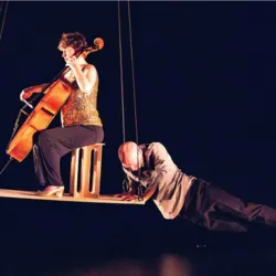 De slotscène van Sarabande, waarin Noémi Boutin cello speelt terwijl Jörg Müller in de lucht zweeft, illustreert de ontmoeting tussen klassieke muziek en hedendaags circus.