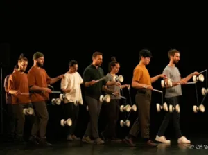 Acht diabolo-artiesten van Compagnie 24 treden op in Diaboléro, een hedendaagse circus- en jongleershow die op 8 en 9 februari 2027 te zien is in het Théâtre de la Rotonde in Thaon-les-Vosges. De artiesten manipuleren gelijktijdig meerdere witte diabolo&#