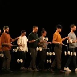 Acht diabolo-artiesten van Compagnie 24 treden op in Diaboléro, een hedendaagse circus- en jongleershow die op 8 en 9 februari 2027 te zien is in het Théâtre de la Rotonde in Thaon-les-Vosges. De artiesten manipuleren gelijktijdig meerdere witte diabolo