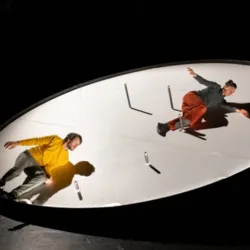 Jonathan Guichard en Lauren Bolze in Thaumazein, een hedendaagse circusvoorstelling van Compagnie HMG, die optreedt op een spectaculaire, beweegbare tol met een diameter van zes meter in het Théâtre de la Cité in Toulouse. Foto © Ian Granjean.