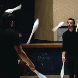 Deux jongleurs de la Compagnie Bêstîa jonglent avec des massues blanches dans le spectacle de cirque Fratello.