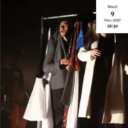 Beelden van de hedendaagse circusvoorstelling Un contre un van Cie L'Oublié(e) en Raphaëlle Boitel, gepresenteerd op 9 februari 2027 in het Train Théâtre in Portes-lès-Valence, een mix van jongleren, acrobatiek, dans, theater en livemuziek.