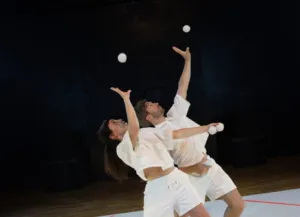 Elsa Guérin et Tom Neyret jonglent avec des balles blanches dans Animale géométrique, spectacle de cirque contemporain de Studio Phantôm mêlant jonglage, danse, mouvements synchronisés et musique répétitive.
