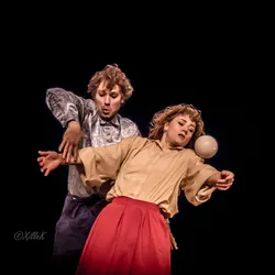 Un jongleur et une jongleuse l'un devant l'autre en mouvement avec une balle contact