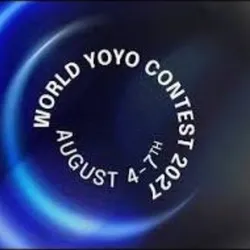 Visuel graphique sombre aux reflets lumineux bleus et blancs annonçant le World Yo-Yo Contest 2027 et les dates du 4 au 7 août 2027. L'événement réunira à Calgary, au Canada, des compétiteurs internationaux de yo-yo pour le championnat mondial de la disci