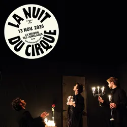 Trois jongleurs avec un chandelier dans un décor sombre