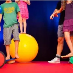 Enfants participant à un stage de cirque avec exercices d’équilibre sur boule et rouleau américain, illustration des stages de jonglage, équilibre et acrobaties organisés par Entracte et l’AFCA à Mugron dans les Landes.