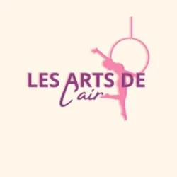 Logo de l’école de cirque Les Arts de l’Air, spécialisée dans les arts aériens à Nice et Beausoleil, avec la silhouette d’une artiste suspendue à un cerceau aérien.
