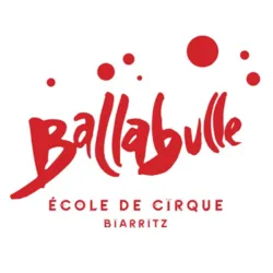 Logo rouge de Ballabulle, École de cirque de Biarritz proposant des cours et stages de jonglage, acrobatie, équilibre et arts aériens.