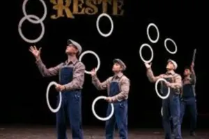 Quatre artistes jonglant avec des anneaux sur scène, illustration de la pratique de la jonglerie proposée par l’école de cirque Cirqu’Onflexe à Amiens.