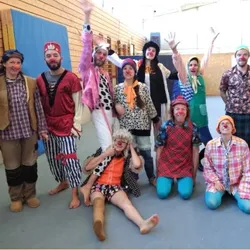 Groupe de personnes déguisés en clown