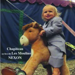 Affiche du Cirque sans noms à Nexon les 2, 3 et 4 octobre 2026, montrant un jeune enfant en costume assis sur un cheval à bascule devant le chapiteau de la compagnie au lieu-dit Les Moulins.