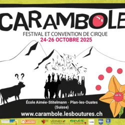 Silhouette d'un "toss-up" au pied d'une montagne