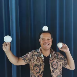 Axel Martinez avec des balles de jonglage