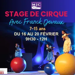 Poster for the children's circus workshop organized by MJC Allinges during the February holidays, showing children in costume practicing balance on large circus balls, with the dates from February 16 to 20 and the times from 9:30 a.m. to 12 p.m.